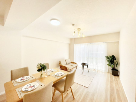 ���r���O�@���邢�z���������A�����̕��͋C�ɖ�������郊�r���O�_�C�j���O 