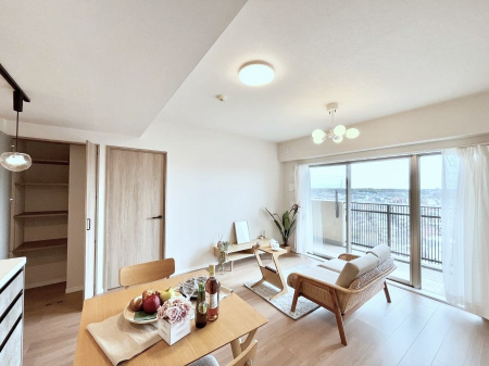 ���r���O�@���R������荞�܂�A�Ƒ��c���̏ꏊ�𖾂邭���o