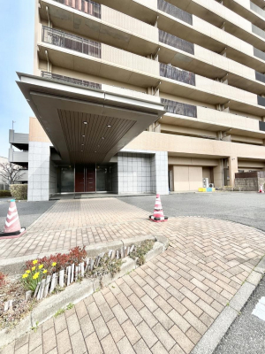 �G���g�����X�@�O�� �Y��ȃG���g�����X�́A���Z�҂�D�����}������Ă���܂�  