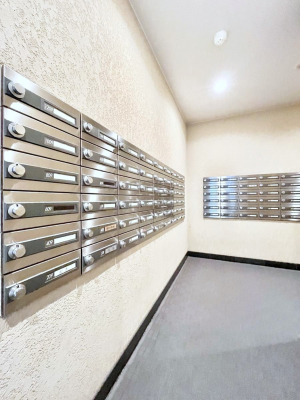 ���̑��@�|�X�g�̓G���g�����X���ɂ���̂ŉJ�ɔG�ꂸ�X�ւ��󂯎��܂��ˁI