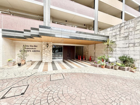 �G���g�����X�@�O�� �Y��ȃG���g�����X�́A���Z�҂�D�����}������Ă���܂�   