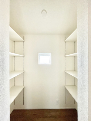 ���[�@�L�b�`���ɂ̓p���g���[�I�H�ނ̃X�g�b�N�͂������A���p�i�̎��[�Ȃǎg�����͂��낢��I