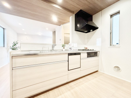 �L�b�`���@���Ƒ��̉�b�e�ޑΖʃL�b�`���B���������̃p�p�}�}�����Ƒ��Ɖ߂������Ԃ����������I