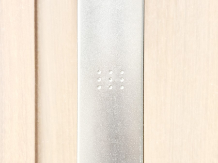 ���̑��@�{�^���������Ă����������I���փh�A�͓d�q�L�[�d�l�ł��B