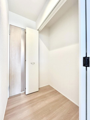 ���̑����ρ@���r���O���[�B�����Ɏ��[������ƕ����W�܂�LDK���X�b�L���Еt�������ł��ˁB  