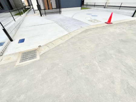 �@����2��\�I�}�Ȃ��q�l�̒��ԂɁB�܂��A���Ƒ��̎��]�ԃX�y�[�X�Ƃ��Ă��劈��B