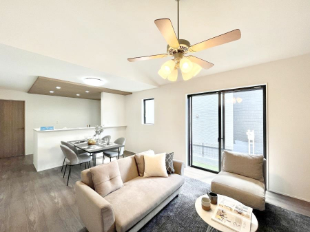 ���r���O�@�Ƒ��̘a�₩�ȉ�b���������Ă������B�J�����̂��郊�r���O�ł��B���Ƌ��CG�ł�  