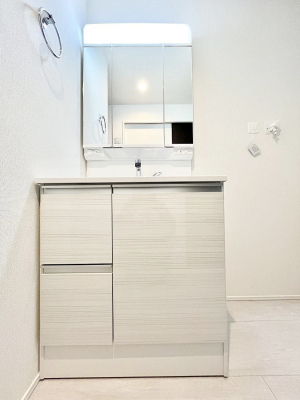 ���ʑ�E���ʏ��@�O�ʋ��̗��ɁA���ϕi��q���p�i�Ȃǂ����[�\�B���ʑ����������ƕۂ��܂��I