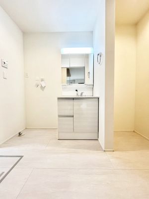 ���ʑ�E���ʏ��@���l���X�y�[�X�ɂ̓^�I����o�X���[�u�A�p�W���}�Ȃǂ����Ղ肵�܂��Đ��ʎ���X�b�L���I