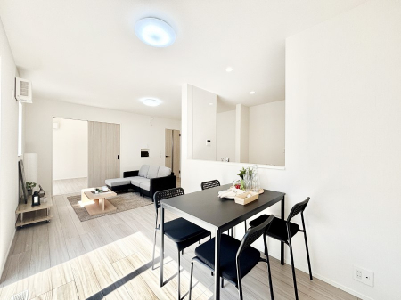 ���̑����ρ@�Ƒ��̏Ί炪���R�Ɛ��܂�Ă���A����ȕ��͋C�̃_�C�j���O�Ɏd�オ���Ă��܂��B