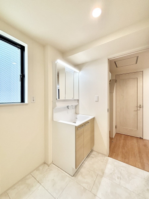 ���ʑ�E���ʏ��@��Ƃ�̐��ʃX�y�[�X�Œ��̐g�x�x���X���[�Y��