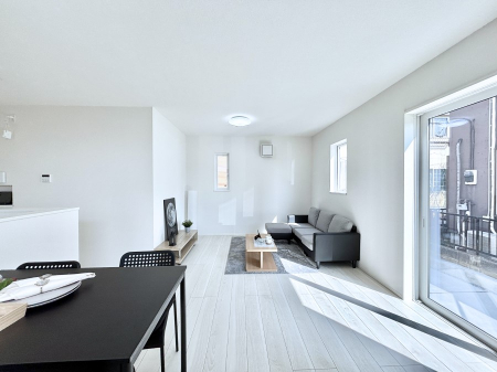 ���r���O�@���邢�z���������A�����̕��͋C�ɖ�������郊�r���O�E�_�C�j���O�B 