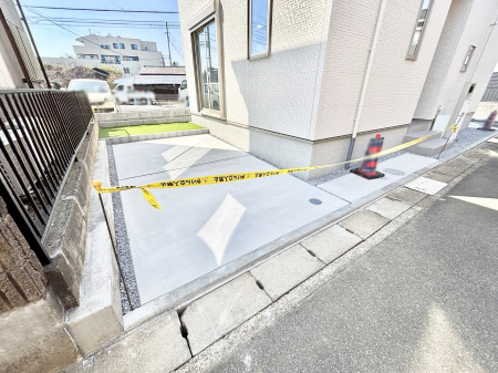 �@2��i�Ԏ�ɂ��j���ԉI���Ƒ��݂�Ȃ̎��]�Ԃ��u����L�X�J�[�X�y�[�X�B