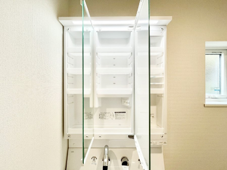 ���̑����ρ@�O�ʋ��̗��ɁA���ϕi��q���p�i�Ȃǂ����[�\�B���ʑ����������ƕۂ��܂��I