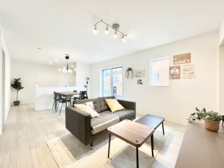 ���r���O�@���邢�z���������A�����̕��͋C�ɖ�������郊�r���O�E�_�C�j���O�B 