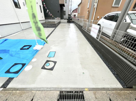 �@����2��\�I�}�Ȃ��q�l�̒��ԂɁB�܂��A���Ƒ��̎��]�ԃX�y�[�X�Ƃ��Ă��劈��B