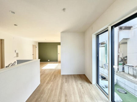 ���r���O�@���邢�z���������A�����̕��͋C�ɖ�������郊�r���O�E�_�C�j���O�B 