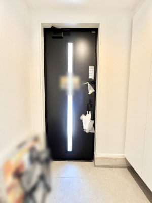 ���ց@�K���X�X���b�g�̓��������փh�A�������Ɍ���͂��Ă���܂��@