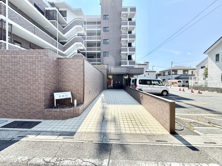 �G���g�����X�@�O�� �Y��ȃG���g�����X�́A���Z�҂�D�����}������Ă���܂�  