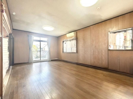 ���r���O�@�傫�ȑ����炽���Ղ�̗z���ƕ����������郊�r���O�@��CG���H��