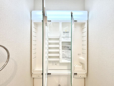 ���̑����ρ@�O�ʋ��̗��ɁA���ϕi��q���p�i�Ȃǂ����[�\�B���ʑ����������ƕۂ��܂��I