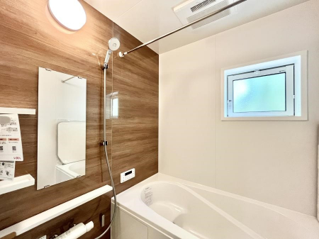 �����@�����������F�����̕ǖʁA������������芰����o�X���[���B