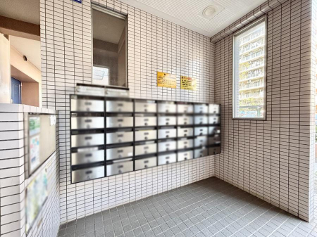 ���̑��@�|�X�g�̓G���g�����X���ɂ���̂ŉJ�ɔG�ꂸ�X�ւ��󂯎��܂��ˁI