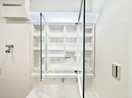 ���̑����ρ@�O�ʋ��̗��ɁA���ϕi��q���p�i�Ȃǂ����[�\�B���ʑ����������ƕۂ��܂��I