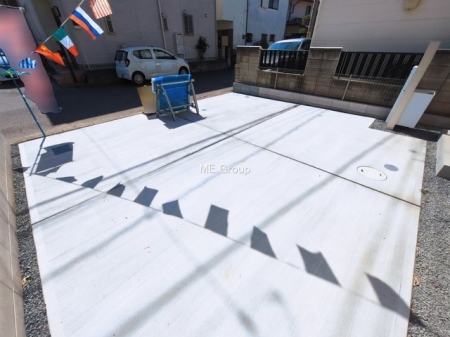 �@����2��\�I�}�Ȃ��q�l�̒��ԂɁB�܂��A���Ƒ��̎��]�ԃX�y�[�X�Ƃ��Ă��劈��B