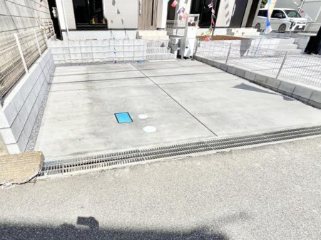 �@����2��\�I�}�Ȃ��q�l�̒��ԂɁB�܂��A���Ƒ��̎��]�ԃX�y�[�X�Ƃ��Ă��劈��B