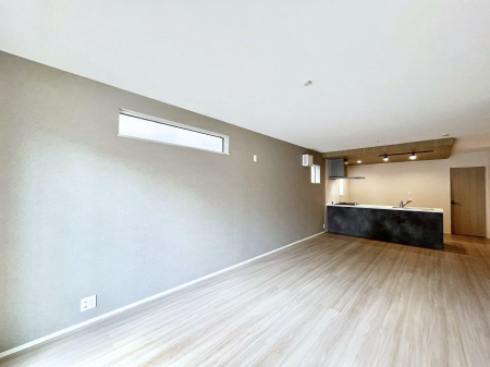 ���r���O�@���邢�z���������A�����̕��͋C�ɖ�������郊�r���O�E�_�C�j���O�B   