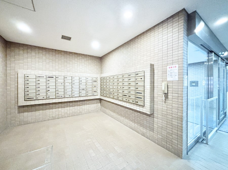 ���̑��@�|�X�g�̓G���g�����X���ɂ���̂ŉJ�ɔG�ꂸ�X�ւ��󂯎��܂��ˁI