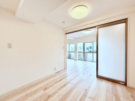 ���̑����ρ@���r���O�ɗאڂ����m���B�����˂��J������ƃ��r���O�ƌq����e���̋�Ԃɕϐg�I