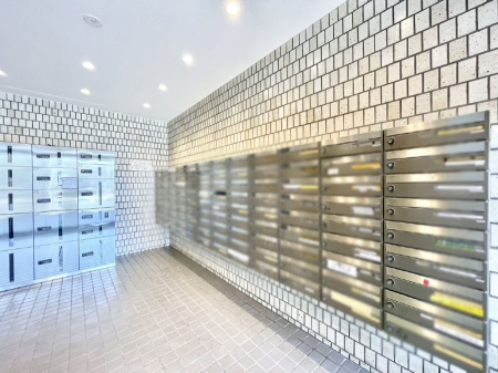 ���̑��@�|�X�g�̓G���g�����X���ɂ���̂ŉJ�ɔG�ꂸ�X�ւ��󂯎��܂��ˁI