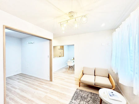 ���r���O�@�Ƒ��̘a�₩�ȉ�b���������Ă������B�J�����̂��郊�r���O�ł��B  