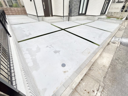 �@����2��\�I�}�Ȃ��q�l�̒��ԂɁB�܂��A���Ƒ��̎��]�ԃX�y�[�X�Ƃ��Ă��劈��B