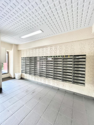 ���̑��@�|�X�g�̓G���g�����X���ɂ���̂ŉJ�ɔG�ꂸ�X�ւ��󂯎��܂��ˁI