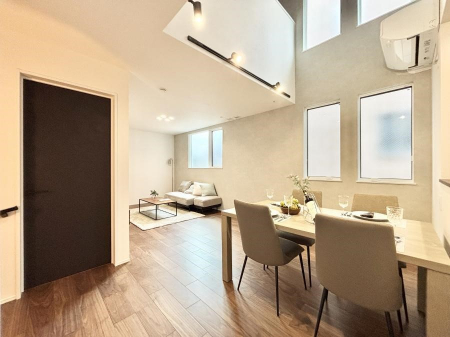 ���r���O�@���邢�z���������A�����̕��͋C�ɖ�������郊�r���O�E�_�C�j���O�B 