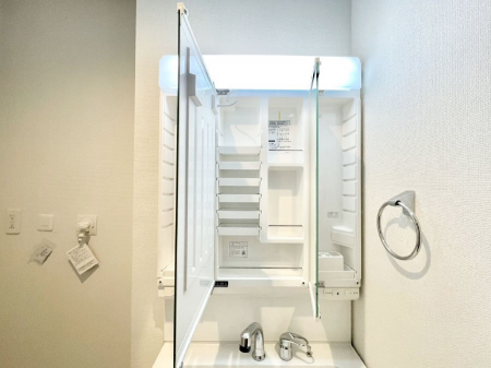 ���̑����ρ@�O�ʋ��̗��ɁA���ϕi��q���p�i�Ȃǂ����[�\�B���ʑ����������ƕۂ��܂��I