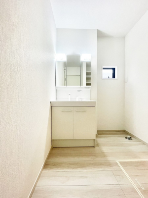 ���ʑ�E���ʏ��@�X�^�C�����O�ɕ֗��ȎO�ʋ��A�~���[�L���r�l�b�g�ōׂ������X�b�L��