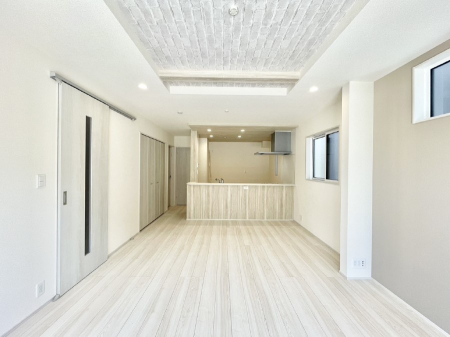 ���̑����ρ@�܂�グ�V��͂͗��̓I�ȉ��s��������̂ŁA�V�䂪�L�������ĊJ���I�ȋ�Ԃ����o�ł��܂��B