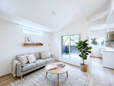 ���r���O�@�Ƒ��̘a�₩�ȉ�b���������Ă������B�J�����̂��郊�r���O�ł��B���Ƌ��CG�ł�  