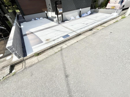 �@����2��\�I�}�Ȃ��q�l�̒��ԂɁB�܂��A���Ƒ��̎��]�ԃX�y�[�X�Ƃ��Ă��劈��B