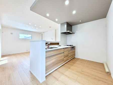 �L�b�`���@���r���O�ŗV�Ԃ��q�l�������Ȃ��炨�������ł���ΖʃL�b�`���B  