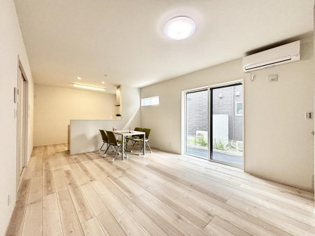 ���r���O�@���邢�z���������A�����̕��͋C�ɖ�������郊�r���O�E�_�C�j���O�B 