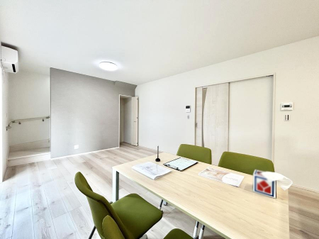 ���̑����ρ@�Ƒ��̏Ί炪���R�Ɛ��܂�Ă���A����ȕ��͋C�̃_�C�j���O�Ɏd�オ���Ă��܂��B