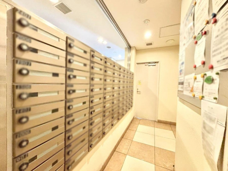 ���̑��@�|�X�g�̓G���g�����X���ɂ���̂ŉJ�ɔG�ꂸ�X�ւ��󂯎��܂��ˁI