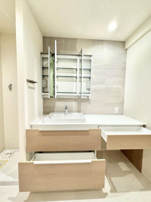 ���̑����ρ@�O�ʋ��̗��ɁA���ϕi��q���p�i�Ȃǂ����[�\�B���ʑ����������ƕۂ��܂��I