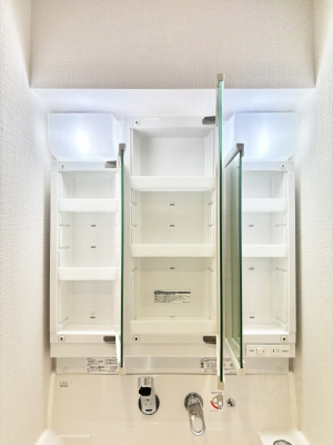 ���̑����ρ@�O�ʋ��̗��ɁA���ϕi��q���p�i�Ȃǂ����[�\�B���ʑ����������ƕۂ��܂��I