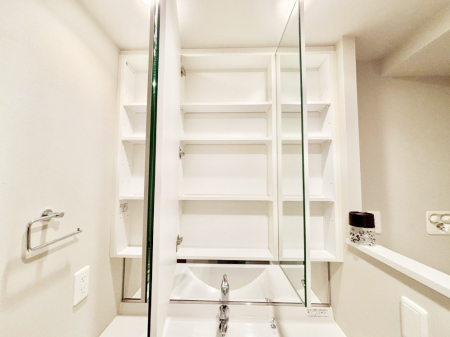 ���̑����ρ@�O�ʋ��̗��ɁA���ϕi��q���p�i�Ȃǂ����[�\�B���ʑ����������ƕۂ��܂��I